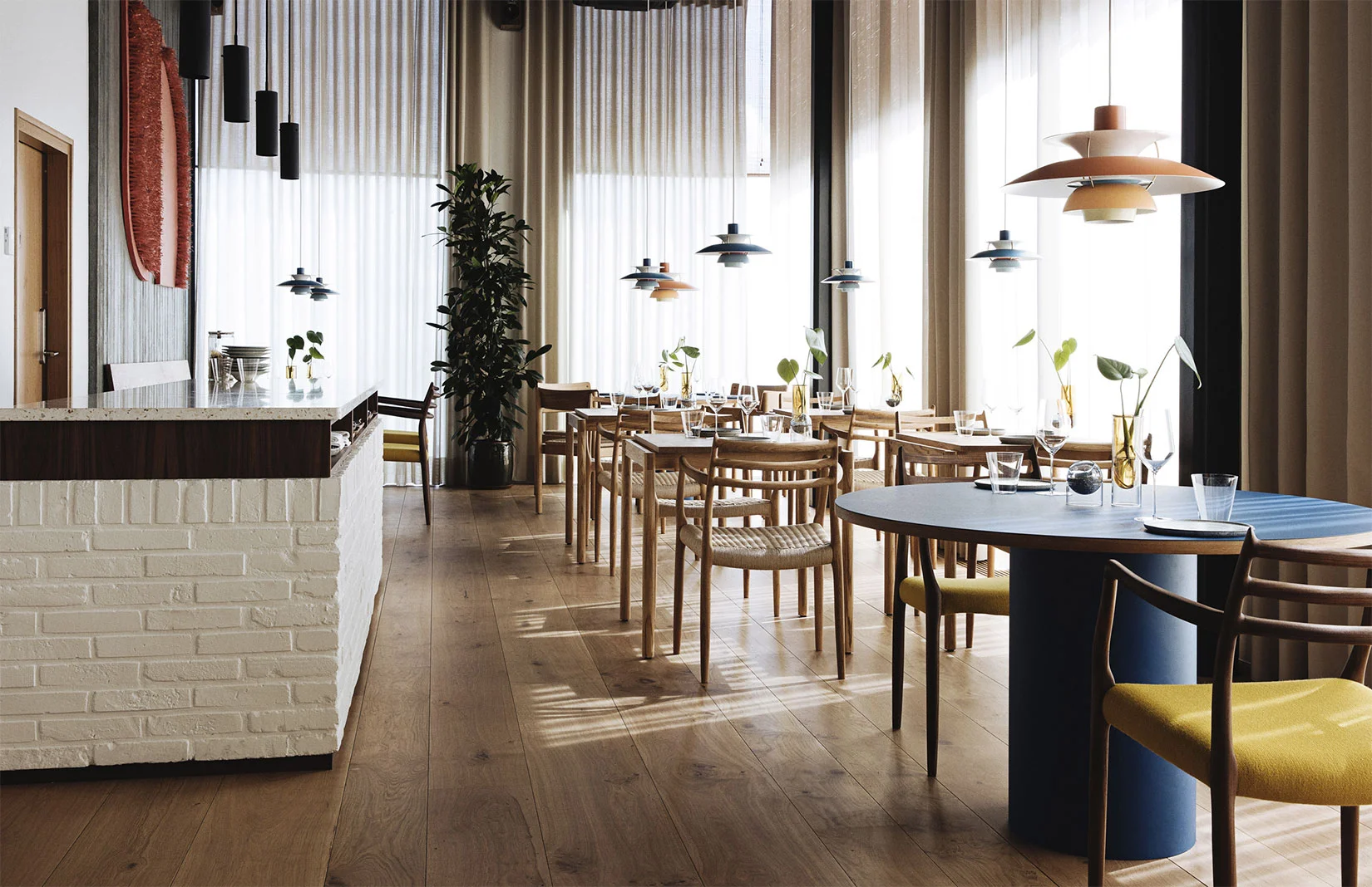 Bistro Table Sizes: Choosing Tables for 2 and 4 Guests