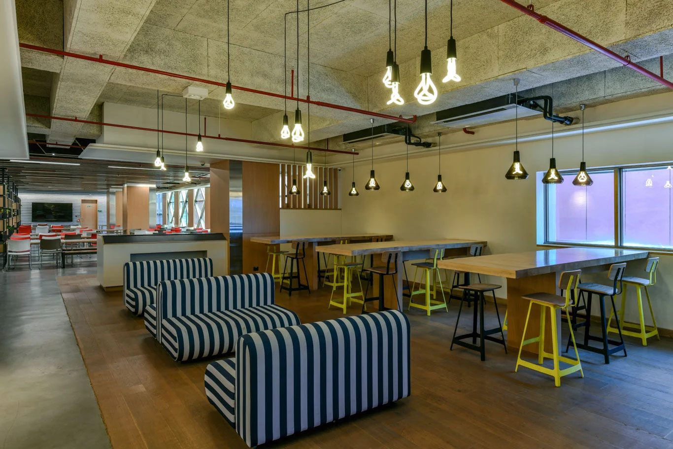 Upholstered Restaurant Chairs: Fabric vs. Vinyl for Daily Use
