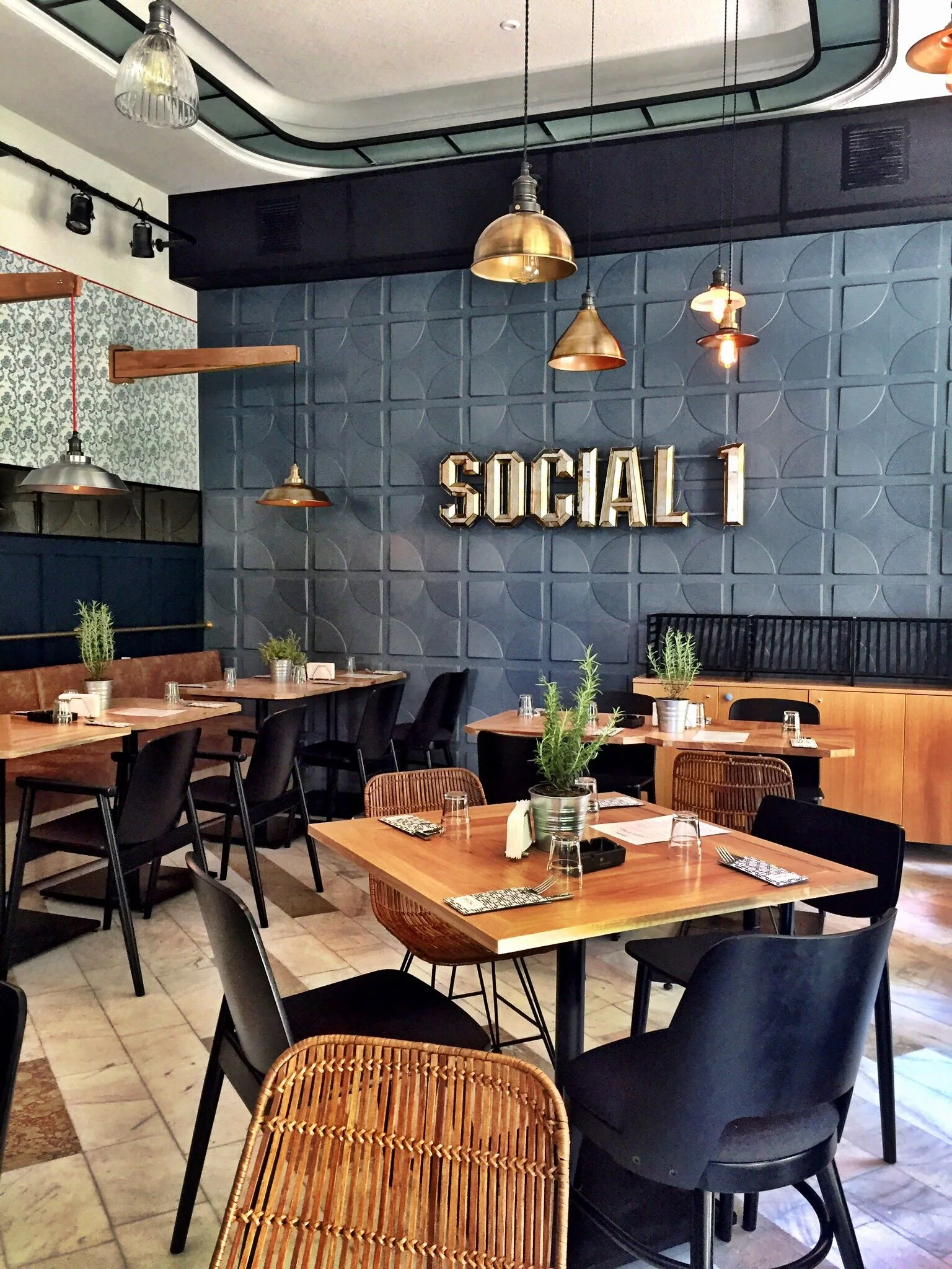 Where to Buy Commercial Restaurant Furniture in the USA: The Ultimate Sourcing Guide